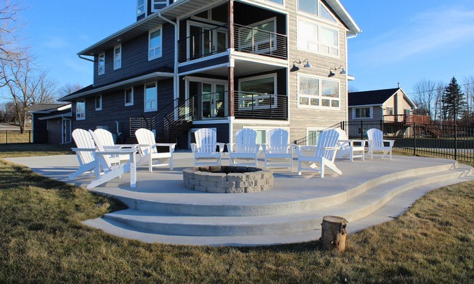 Green Bay Casa | Luxury Bayfront Home with Kayaks & Lambeau Views