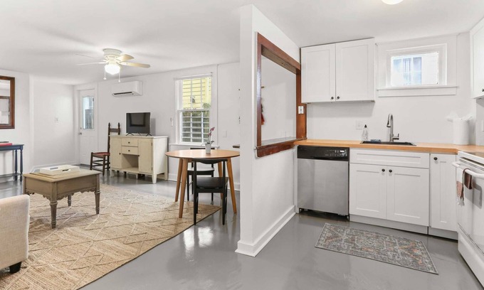 Faubourg Livaudais Apartamento | Fall bliss! Steps from St Charles - 2BD Garden District Apt.