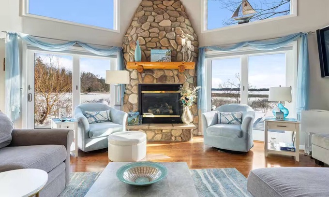 Oden Casa | LaNanna's Lakefront Retreat