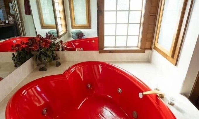 Eureka Springs Cabina | The Grand View, Heart Shaped Tub at Red Bud Valley