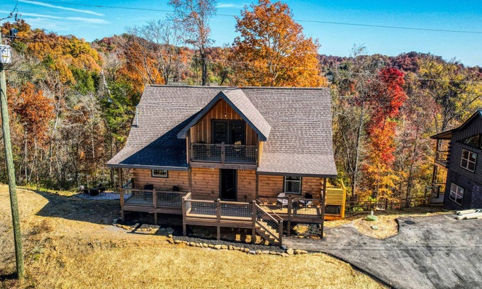 Sevierville Cabina | Fall Colors Retreat Pool, Tub, Games & Pets OK