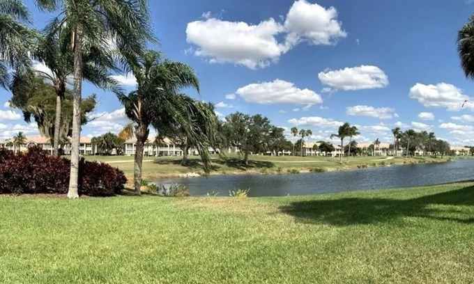 Tropical Cove Condominio | Updated 2 Bed/Bath Beautiful Golfcourse Condo with full amenities! Fort Meyers