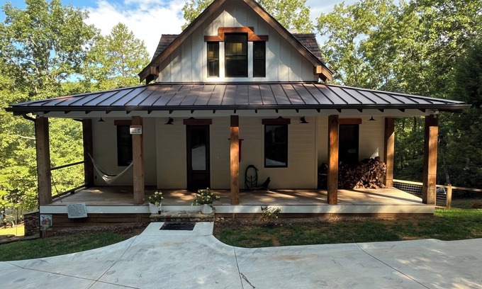 Demorest Casa | Fall Discount! 7 BR Luxury River home, hot tub, kayak, game room, fire pit