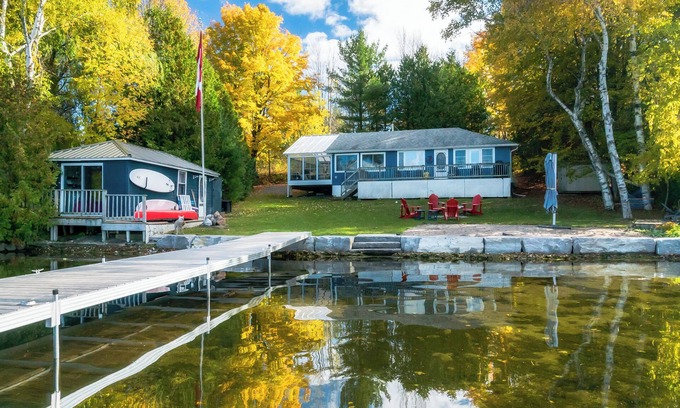 Selwyn Cabaña | Fall Escape 3BR Cottage with Fire Pit & Lake Views