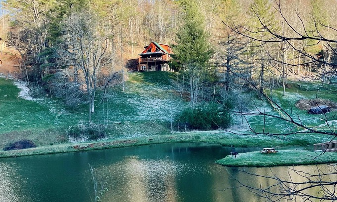 Grassy Creek Cabina | Summer Mtn Getaway 4-bedroom dog-friendly log cabin