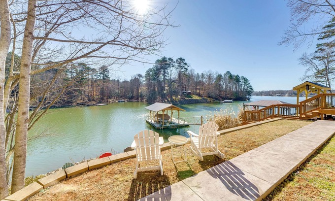 Scotts Casa | 4 Kayaks: Lakefront Lookout Shoals Getaway!