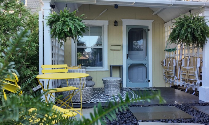 Ocean Grove Casa | Fall escape to Seaside Cottage blocks from the beach in Ocean Grove. Sleeps 2