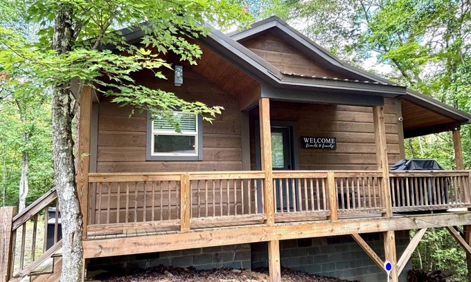 Murphy Cabina | Fall Escape to the Mountains of Murphy, NC Cabin with a Hot Tub and Fire Pit
