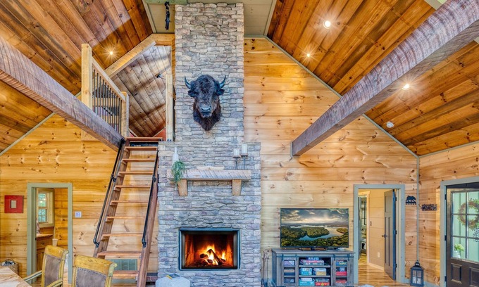Blue Ridge Cabina | Fall Family Vacation | Arcade, Theater, Hot Tub, 4 Kings Aska Adventure Area