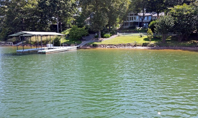 Blairsville Casa | Cozy 5 BR 3 Ba home directly on Lake Nottely with deepwater dock.