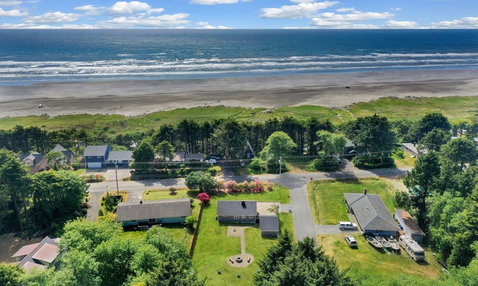 Moclips Casa | Fall fire pit on the Coast by Quinault!