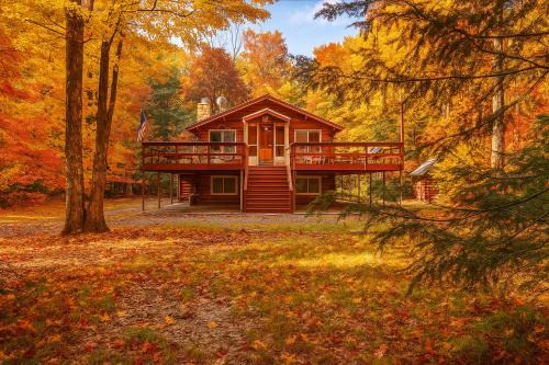 Blakeslee Casa | Fall Foliage Chalet I EV Charger Sauna I Hot Tub I Movie Room & Firepit I PET Friendly