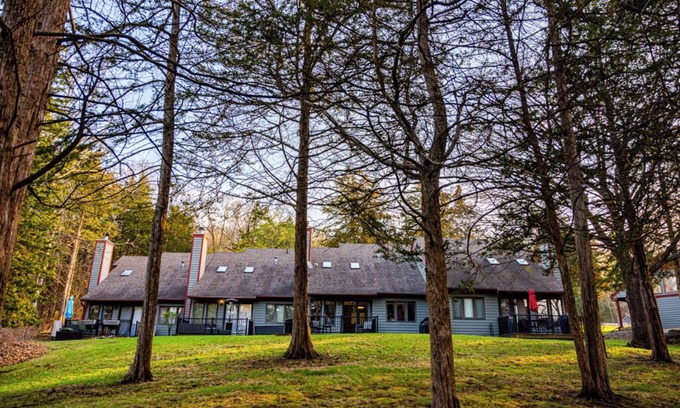 The Galena Territory Condominio | Fall Foliage Golf Course View - King Beds - Fireplace - Near Scenic Trails- Pool