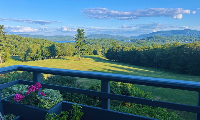 Sunapee Condominio | Fall 2025 dates avail! Jaw-dropping views + foliage. Gorgeous 4-bed by the lake