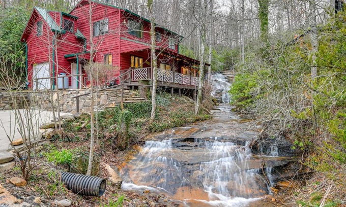 Franklin Casa | Fall Foliage Paradise Cabin with Creek and Game Room