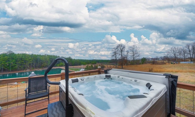 Bryant Casa | Fall Foliage Retreat: Hot Tub, Kayaks & Pond Deck