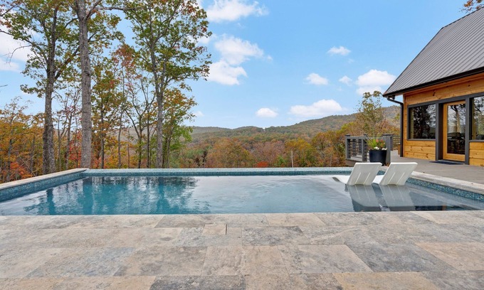 Unaka Cabina | POOL, Views, Outdoor fireplace & Hot Tub, Outdoor Kitchen and more!