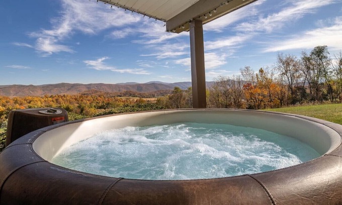 Fairfield Casa | Fall Foliage Views + Hot Tub Escape near WLU & VMI at Sunrise Ridge