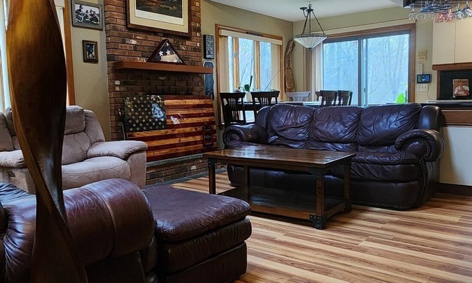 Glasgo Casa | FALL FUN HUB! MYSTIC CT, FOXWOODS, Clydes Cider Mill! Beautiful location!