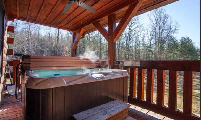 Whittier Cabina | Fall Getaway Cabin w/ hot tub - dog friendly!