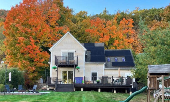 Greenwood Lake Casa | TRUE LAKEFRONT Getaway on Greenwood Lake. Just 50mi from NYC. @thelakehousegwlny