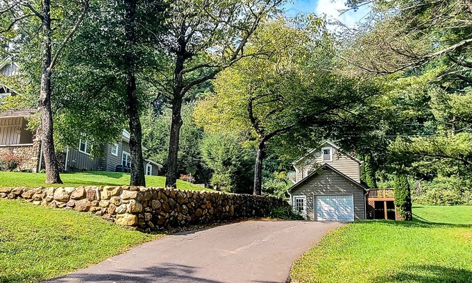 West Jefferson Cabina | Fall in Love Again at Walnut Hill Cottage This Sept in the Carolina Mountains