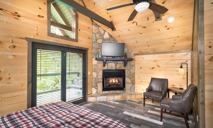 Pittman Center Cabina | Fall in Love at Sunset Studio - Private and Relaxing
