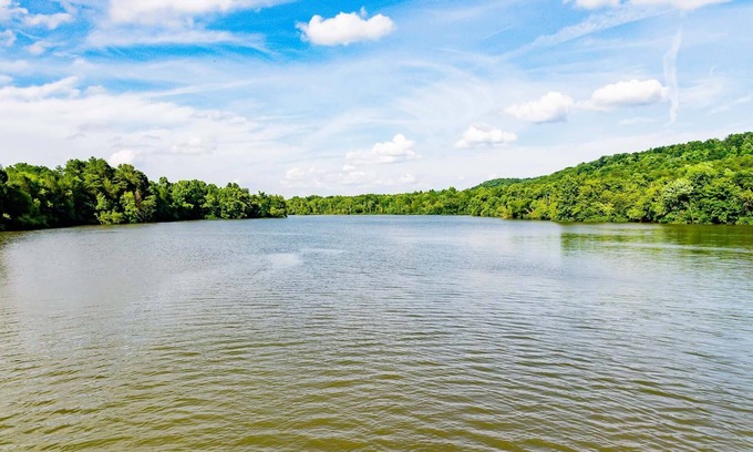 Loudon Casa | Dog Friendly | Firepit | Sunroom | Public Boat Launch | Close to Downtown Loudon & Marina