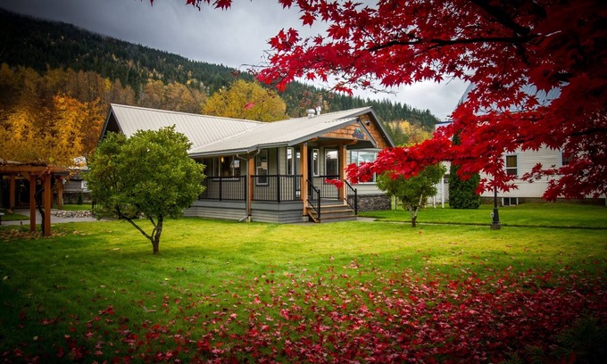 Revelstoke Casa | Fall Line Guesthouse | 4 Bedroom - 2 Bathroom - Hot Tub - Downtown