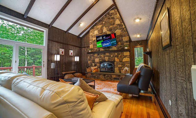 Hawley Cabina | Fall Lodge Retreat: 3-Acre, Hot Tub & Firepit