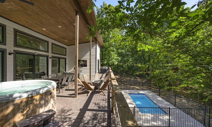 Broken Bow Cabina | Summer Retreat: Chill by the Pool, Compete on the Court