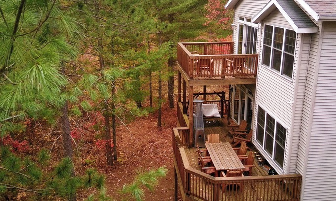 Pellston Casa | Fall Retreat w/ Game room, near Mackinaw and Harbor Springs!