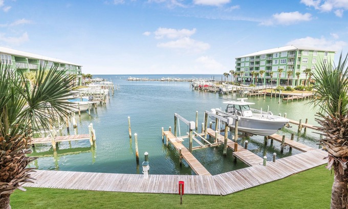 Fort Morgan Pines Condominio | Bay Front, Pool/Hot Tub, Exclusive Boat Slip! - Boater's Paradise!