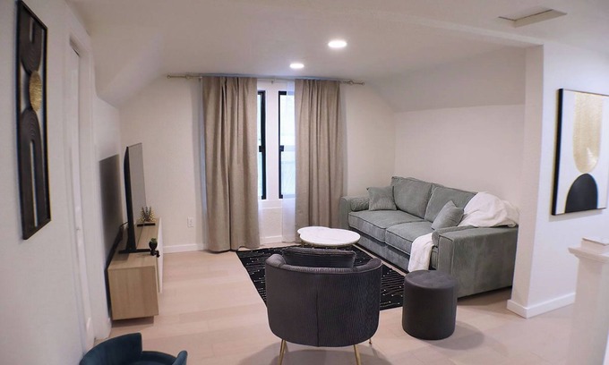 Hilltop Casa | NEW Robin's Roost 1BD Where Comfort and Charm Meet