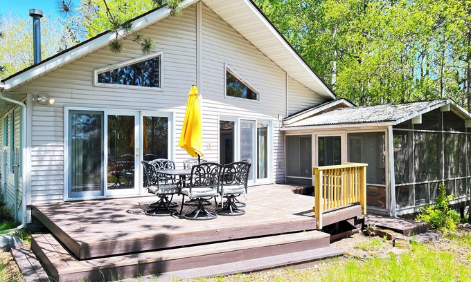 Ely Cabina | Last Min. Deals! Bright & Cheery Lakeside House on Bear Island Lake