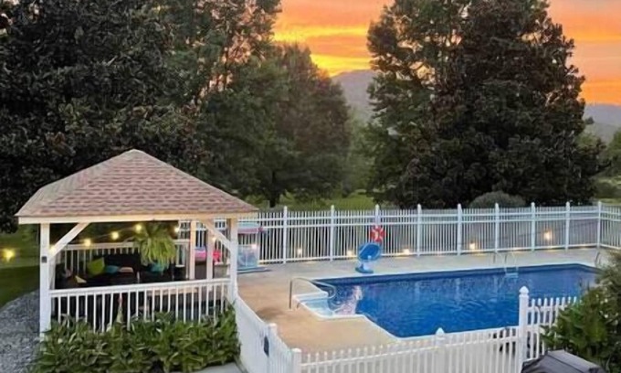 Trenton Casa | Fall Vibes - Hot Tub & Fire Place - Mountain Views - Minutes to Chattanooga