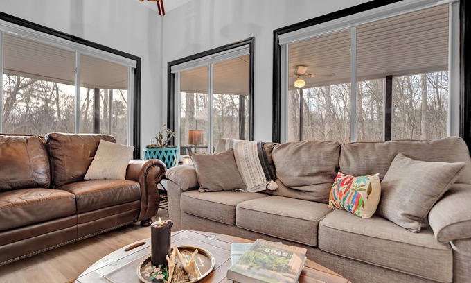 Lackawaxen Chalet De Esquí | Curated Forest Escape: Spa, Pool, Lake- Poconos & Narrowsburg, NY