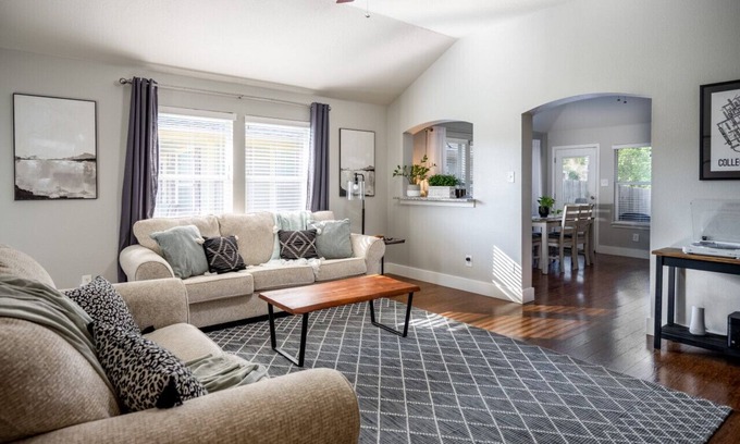 Westfield Village Casa | Fallbrook Cottage, Relaxing Home Away From Home 3BR/2BA, Pet Friendly