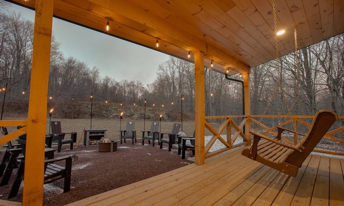 Mainesburg Cabina | Fallbrook Retreat | HOT TUB, Fire Pit + Swings!