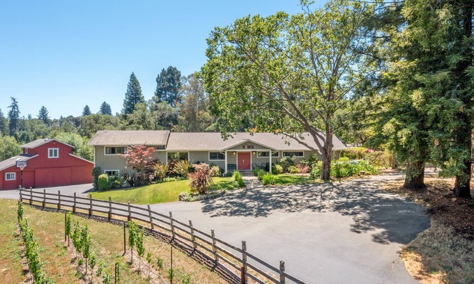 Graton Casa | Fallen Tree Ranch ~ Refugio familiar! 3 acres en la región vinícola con piscina