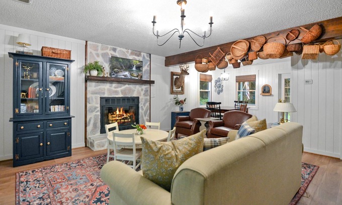 Ellijay Cabaña | Creekside Cottage! Fireplace, Sunroom, Workspace, 10 minutes to Downtown Ellijay
