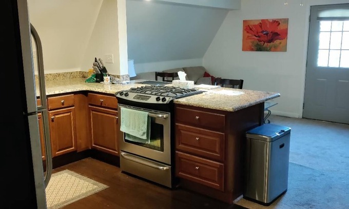 Van Voorhis Apartamento | Fallowfield Township: One BR Executive apartment for rent, fully furnished.