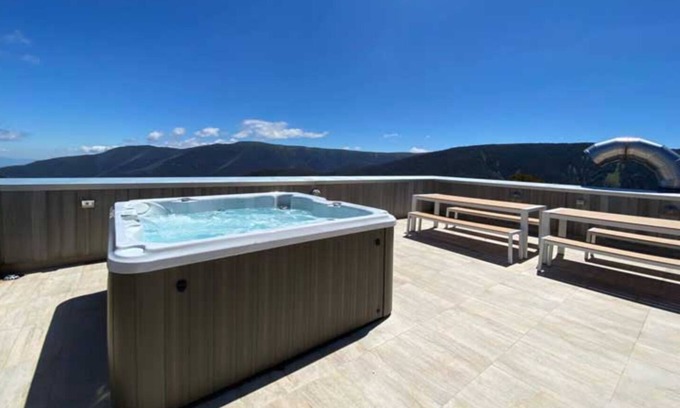 Falls Creek Apartamento | Falls Creek Spa Penthouse by Ready Set Stay