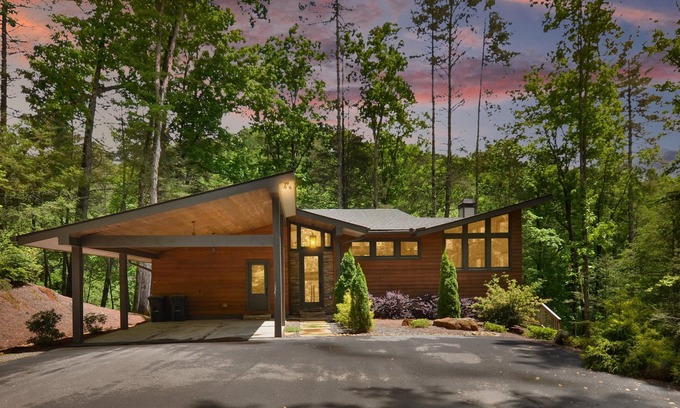 Ellijay Cabina | Falls Watch ~ 3BR Mountain Modern Luxury on a Private Waterfall! Wow!