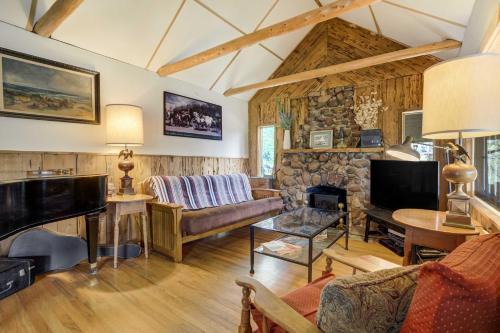 Green Mountain Falls Casa | Fallsview Cabin Forest Escape w Rustic Charm