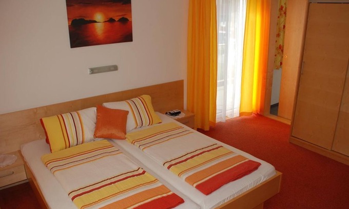 Klopein Cama Y Desayuno | Family room - connecting door 2 floor with balcony - Pension Agnes