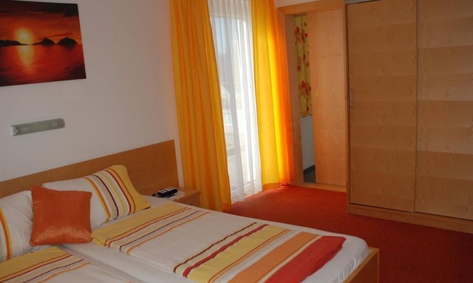 Klopein Cama Y Desayuno | Family room- connecting door1 floor with balcony - Pension Agnes