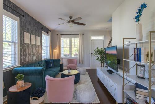 Downtown Casa | Fam-Biz Friendly 3BD with Fire pit & BBQ - Downtown
