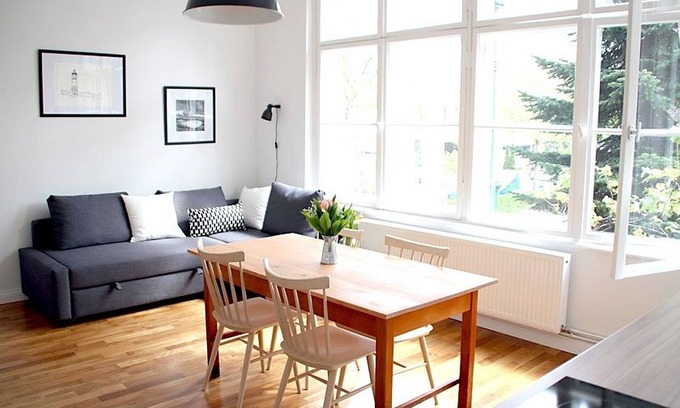Tempelhof Apartamento | Apartamento familiar de 2 habitaciones con baño, sala de estar y cocina abierta.