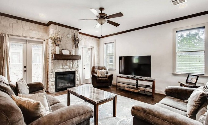 Knox - Henderson Casa | Espaciosa casa de 4 habitaciones y 4 baños en el centro de Dallas 8 camas - PISOS DE MADERA NUEVOS EN HABITACIONES